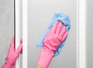 Sprankelende douchedeuren: een gids voor eenvoudig schoonmaken met huishoudelijke nietjes