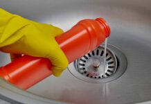 Тихий вбивця труб: чому не варто виливати масло в каналізацію