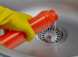 Il killer silenzioso dell’impianto idraulico: perché non dovresti mai versare l’olio nello scarico