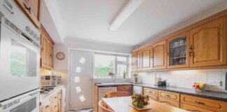 Дивовижне повернення медового дуба: чому шафи в стилі 90-х повертаються у 2026 році