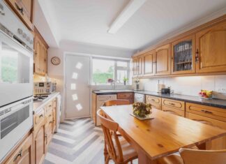 Překvapivý návrat Honey Oak: Proč se v roce 2026 vracejí skříně ve stylu 90. let