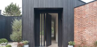 Поворотні двері: стильне оновлення для вашого будинку