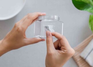 Легке видалення залишків клею від наклейок зі скла: 5 перевірених методів