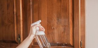 Підтримка чистоти дерев’яних кухонних шаф: просте керівництво