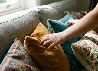 Comment rafraîchir un canapé usé en janvier : la règle du coussin 2+1