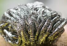 Чому сталева вата іржавіє на стільниці: наукове пояснення помаранчевих пластівців